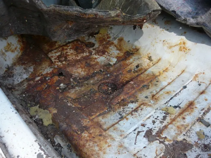 Renovace Favoritu MTX – fotografie 5 z postupu karosářských a lakýrnických prací